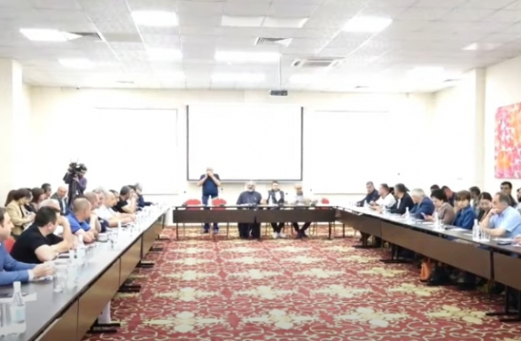 Встреча Баграта Србазана с общественно-политической элитой Арцаха (видео)